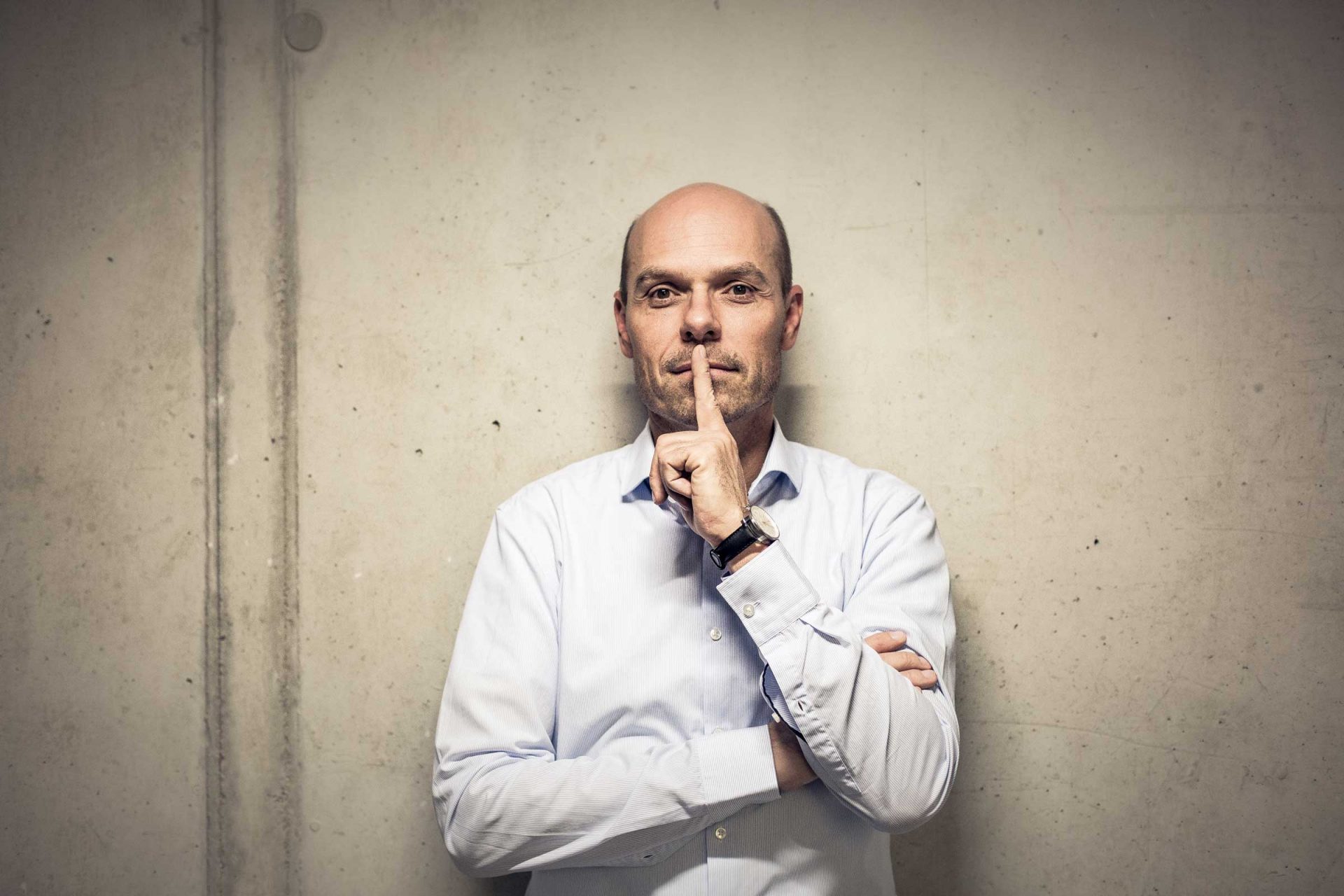 Michael Loer Zeigefinger vor Mund